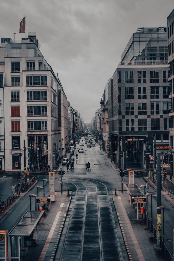 eine Straße in der Stadt, durch die eine Bahnlinie führt