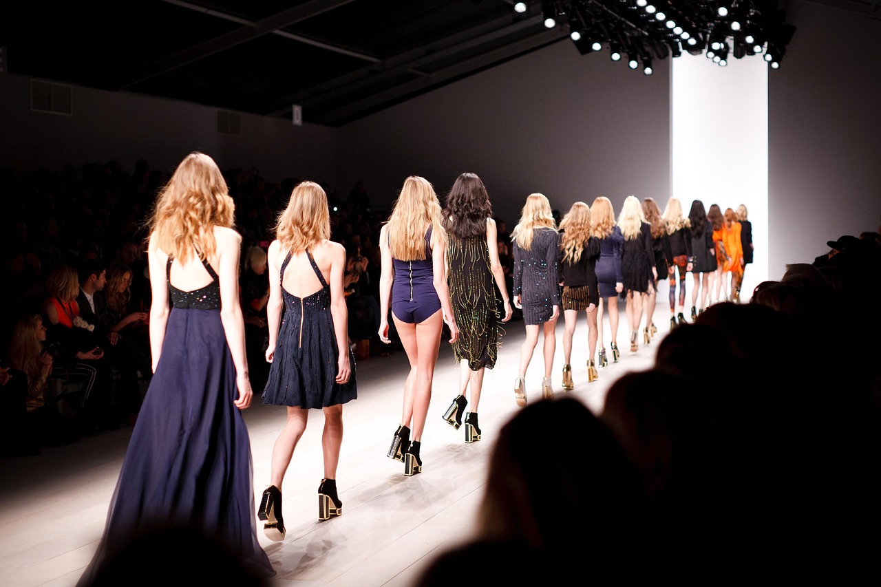 entdecken sie die neuesten modetrends und stilvolle outfit-inspirationen für jeden anlass. lassen sie sich von der welt der fashion begeistern und finden sie ihren eigenen look!